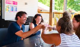 Famille sur la terrasse d'un bar restaurant au Domaine de Soulac