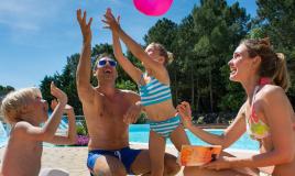 Famille au bord de la piscine extérieure au Bois Dormant