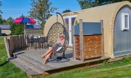 Femme sur sa terrasse au camping de Meerwijck