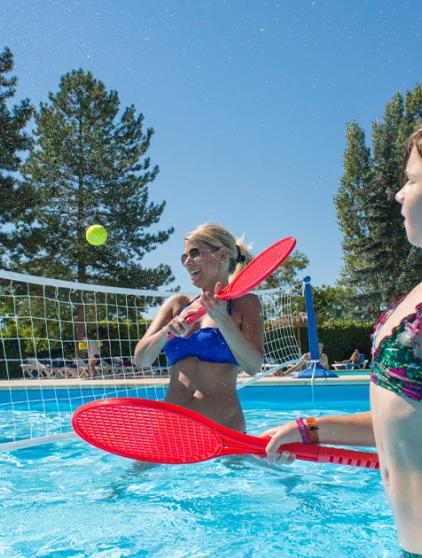 Tennis dans l'eau aux Rives de Condrieu