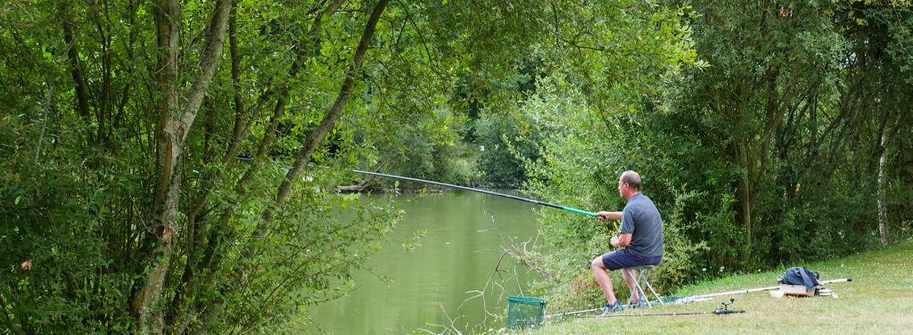 peche sur le camping du Domaine de Dugny