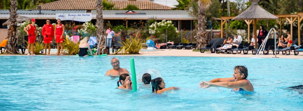 Piscine au camping Les Sables du Midi